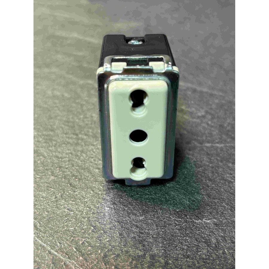 Sistema di Sicurezza 4G LTE Integrato in Presa a Muro – Monitoraggio Professionale h24